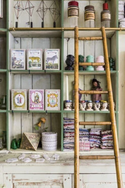 Livre à Secrets | MAIN DANS LA MAIN -Atelier Élégance Pas Cher Magasin MarinMontagutC2A9RomainRicard 13 small