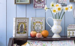 Livre à Secrets | MAIN DANS LA MAIN -Atelier Élégance Pas Cher Magasin MarinMontagutC2A9RomainRicard 300dpi 11 rec