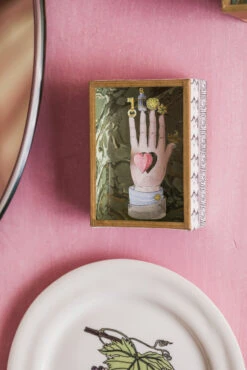 Petite Vitrine à Merveilles | MAIN DES MYSTÈRES -Atelier Élégance Pas Cher Magasin MarinMontagutNormandieC2A9RomainRicard125 VitrinMain