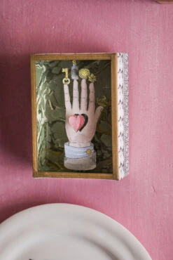 Petite Vitrine à Merveilles | MAIN DES MYSTÈRES -Atelier Élégance Pas Cher Magasin MarinMontagutNormandieC2A9RomainRicard134