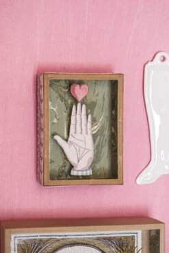 Petite Vitrine à Merveilles | COEUR SUR LA MAIN -Atelier Élégance Pas Cher Magasin MarinMontagutNormandieC2A9RomainRicard149 VitrineJeuneFille