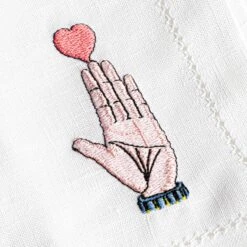 Serviette En Lin Brodée | COEUR SUR LA MAIN -Atelier Élégance Pas Cher Magasin NAPKIN CLOSE UP COEURSURLAMAIN